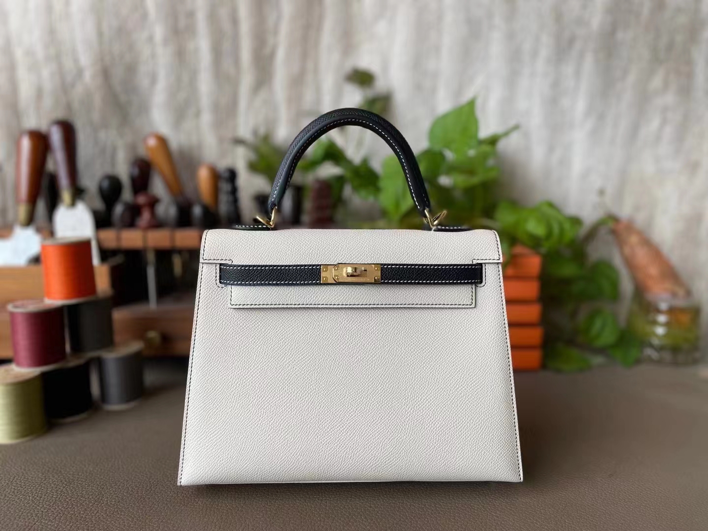 Hermès（爱马仕）Kelly 凯莉包 奶昔白 拼 黑色 Epsom掌纹皮 反色走线 外缝 金扣 25cm