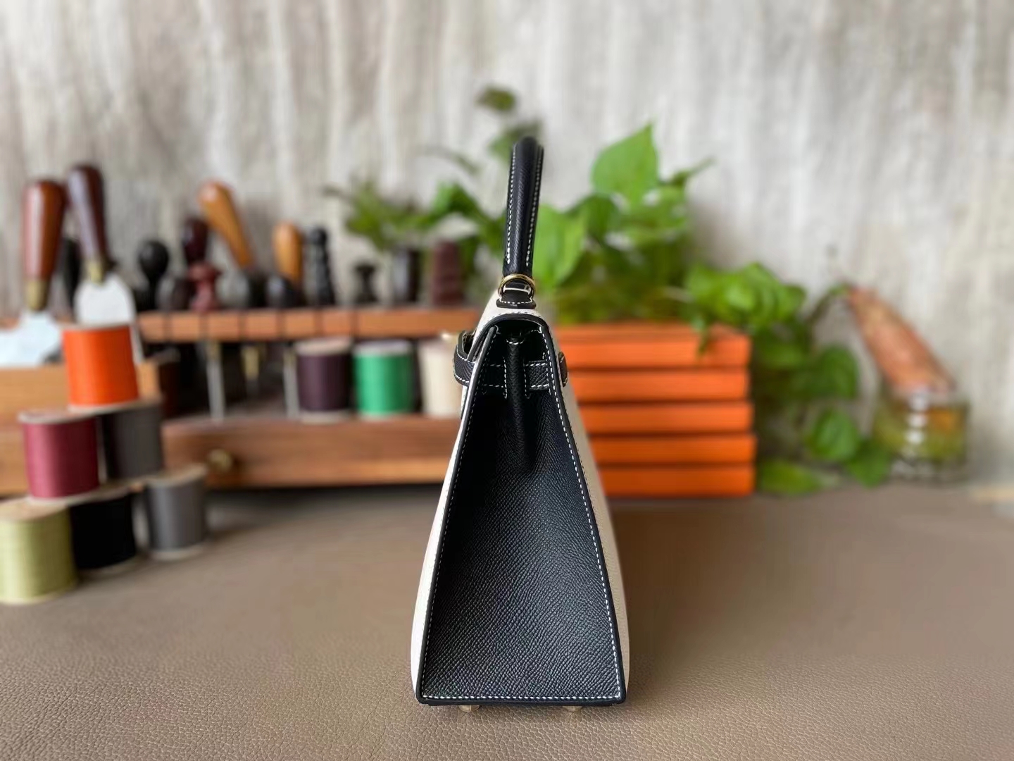Hermès（爱马仕）Kelly 凯莉包 奶昔白 拼 黑色 Epsom掌纹皮 反色走线 外缝 金扣 25cm