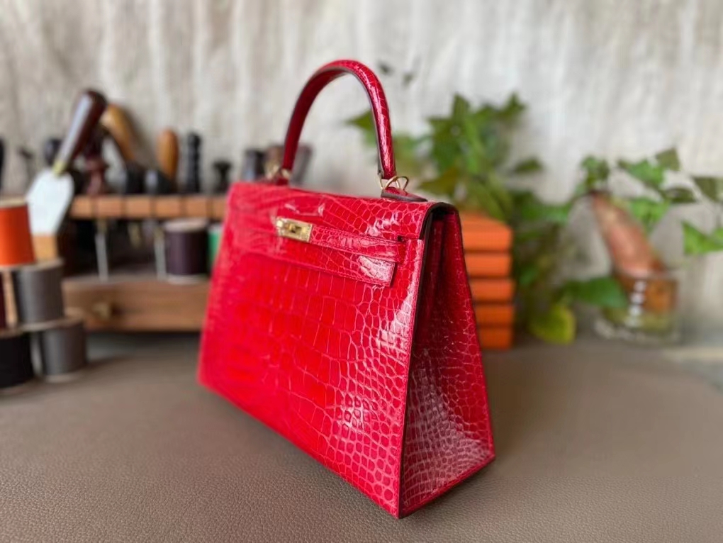 Hermès（爱马仕）kelly 凯莉包 法拉利红 亮面美洲鳄 金扣 25cm