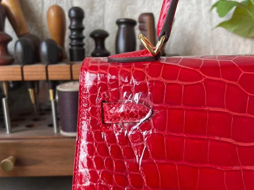 Hermès（爱马仕）kelly 凯莉包 法拉利红 亮面美洲鳄 金扣 25cm