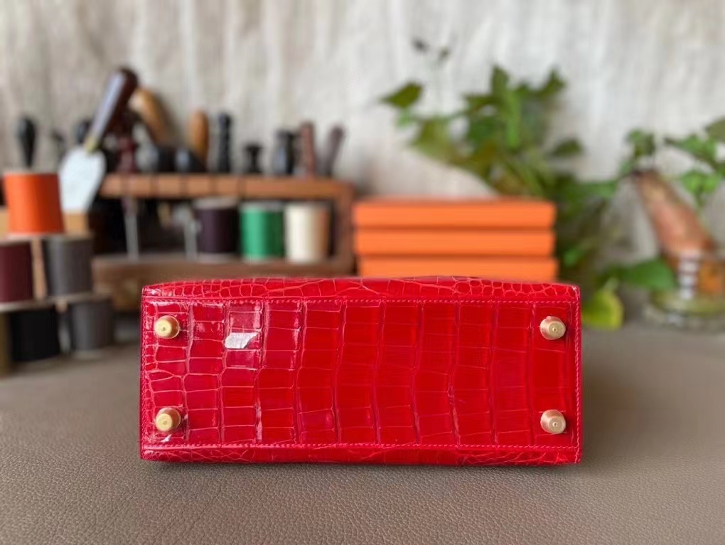 Hermès（爱马仕）kelly 凯莉包 法拉利红 亮面美洲鳄 金扣 25cm