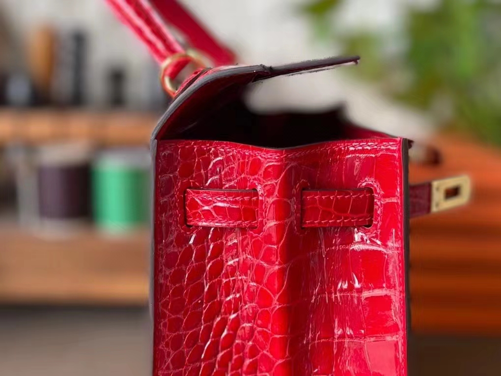Hermès（爱马仕）kelly 凯莉包 法拉利红 亮面美洲鳄 金扣 25cm