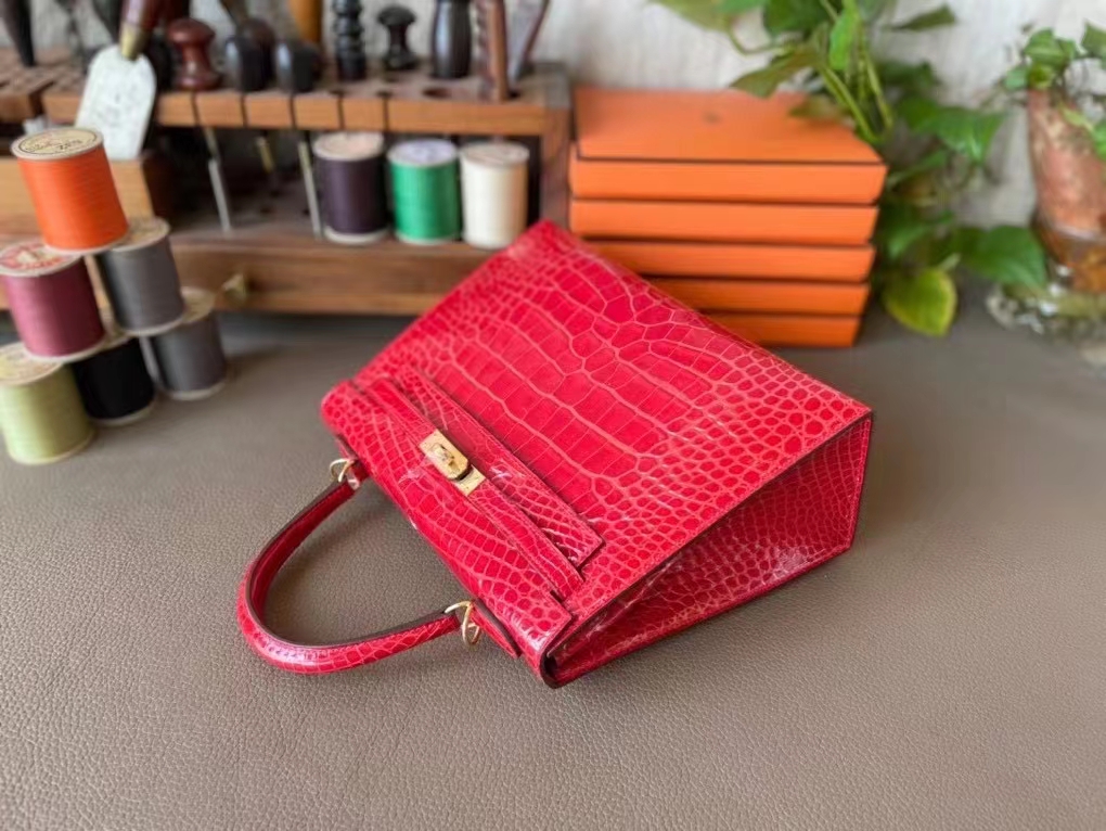 Hermès（爱马仕）kelly 凯莉包 法拉利红 亮面美洲鳄 金扣 25cm