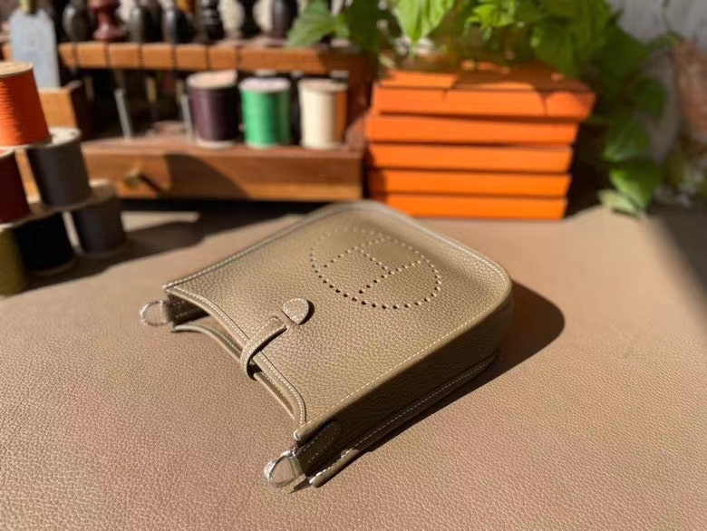 Hermès（爱马仕）Mini Evelyne 迷你伊芙琳 TC大牛皮 大象灰 银扣 17cm