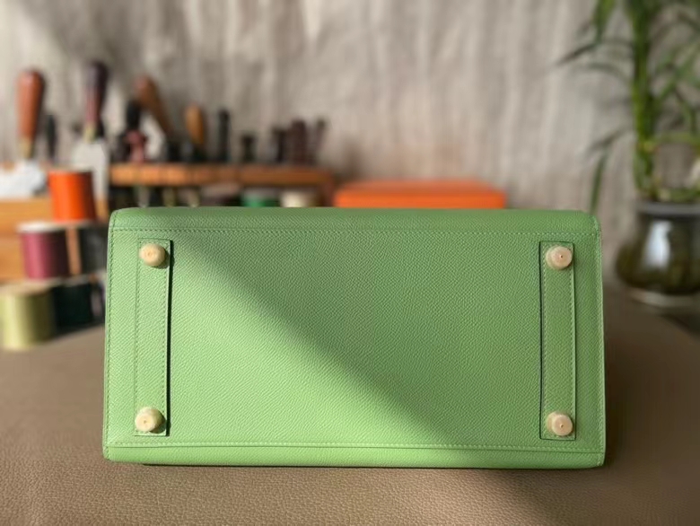 Hermès（爱马仕）Birkin 铂金包 牛油果绿 Epsom 掌纹皮 金扣 30cm 外缝 全手工蜡线缝制
