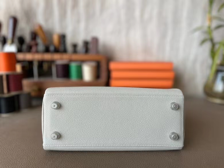 Hermès（爱马仕）Kelly 凯莉包 珍珠灰 Togo 顶级小牛皮 银扣 25cm