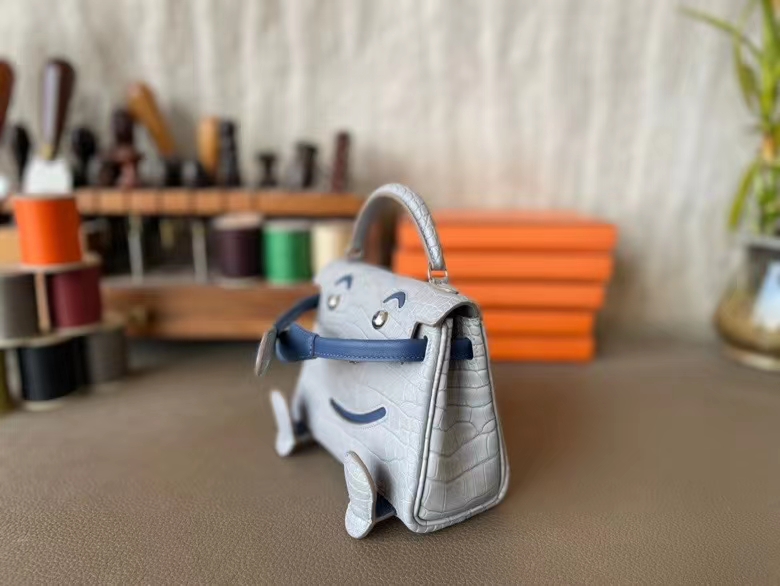 Hermès（爱马仕）Kelly doll 娃娃包 雾面美洲鳄鱼皮 珍珠灰 拼 蓝色小手 18cm