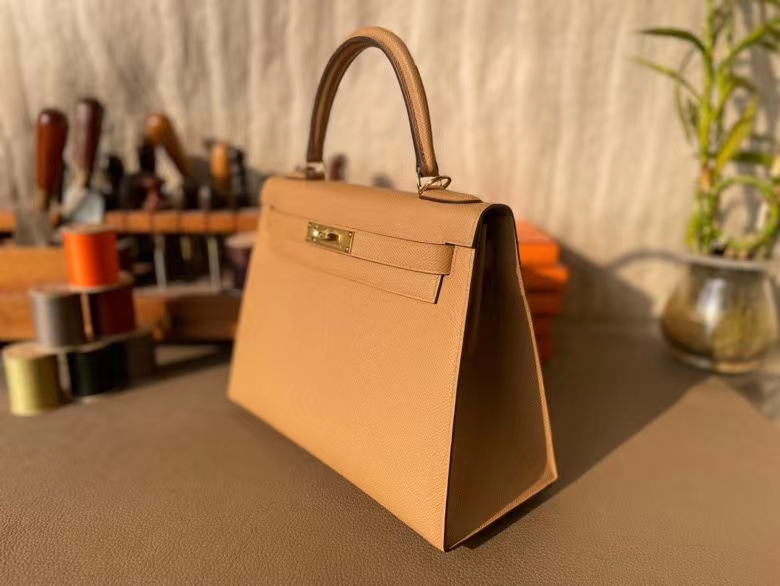 Hermès（爱马仕）Kelly 凯莉包 Epsom 掌纹皮 奶茶色 金扣 28cm