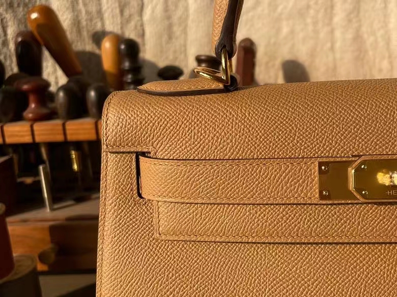 Hermès（爱马仕）Kelly 凯莉包 Epsom 掌纹皮 奶茶色 金扣 28cm