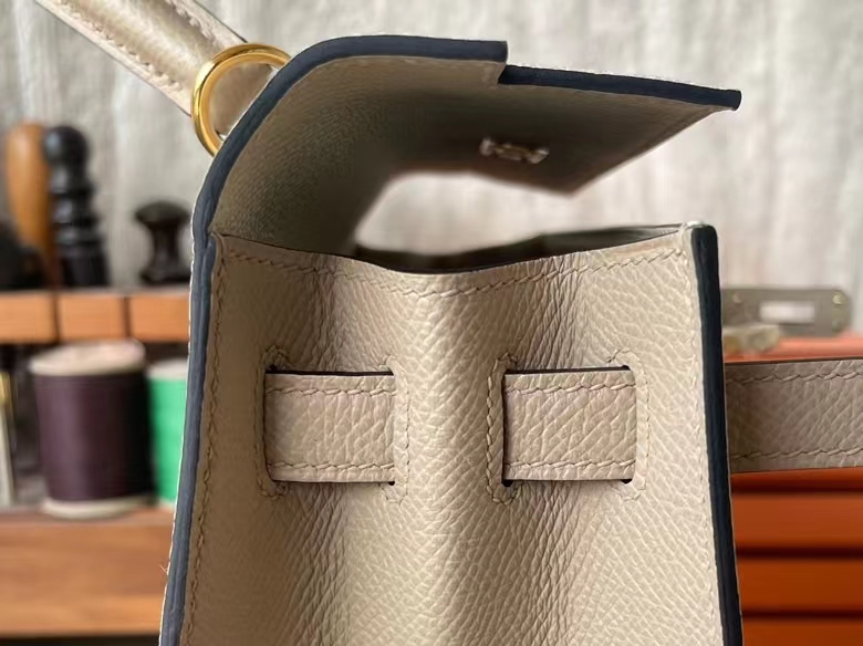 Hermès（爱马仕）Kelly 凯莉包 Epsom 掌纹皮 奶昔白 拼 风衣灰 金扣 25cm