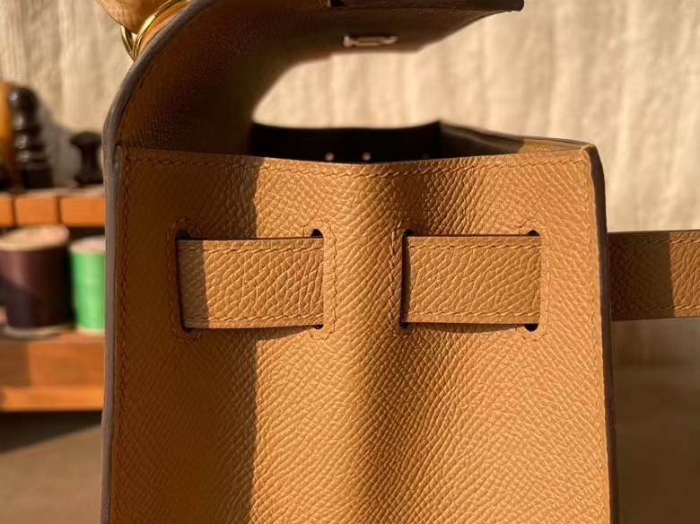 Hermès（爱马仕）Kelly 凯莉包 Epsom 掌纹皮 奶茶色 金扣 28cm