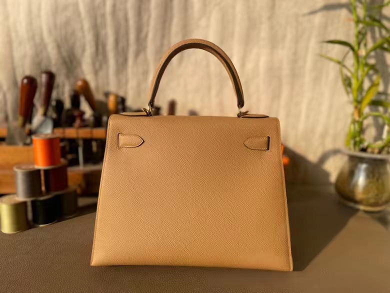 Hermès（爱马仕）Kelly 凯莉包 Epsom 掌纹皮 奶茶色 金扣 28cm