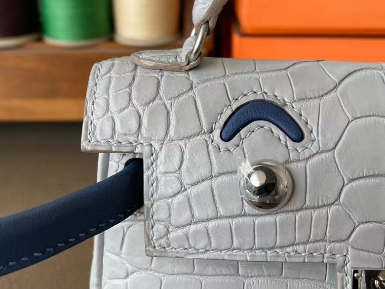 Hermès（爱马仕）Kelly doll 娃娃包 雾面美洲鳄鱼皮 珍珠灰 拼 蓝色小手 18cm