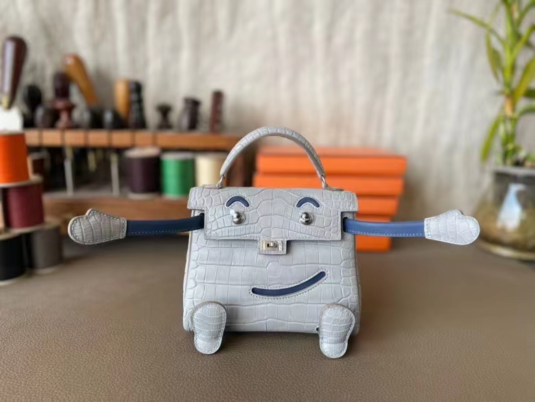 Hermès（爱马仕）Kelly doll 娃娃包 雾面美洲鳄鱼皮 珍珠灰 拼 蓝色小手 18cm
