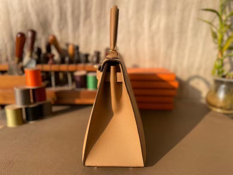 Hermès（爱马仕）Kelly 凯莉包 Epsom 掌纹皮 奶茶色 金扣 28cm
