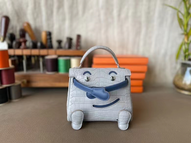 Hermès（爱马仕）Kelly doll 娃娃包 雾面美洲鳄鱼皮 珍珠灰 拼 蓝色小手 18cm