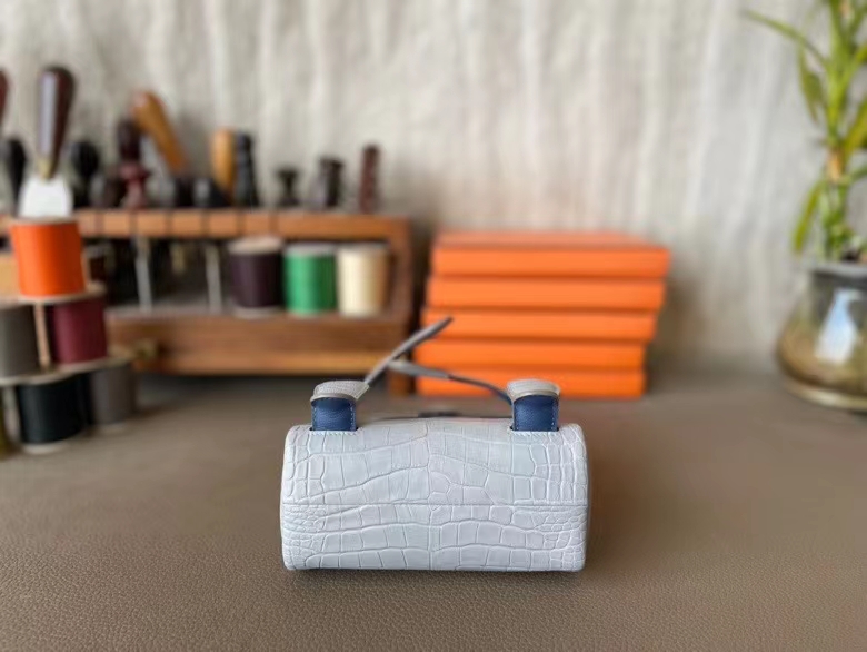 Hermès（爱马仕）Kelly doll 娃娃包 雾面美洲鳄鱼皮 珍珠灰 拼 蓝色小手 18cm