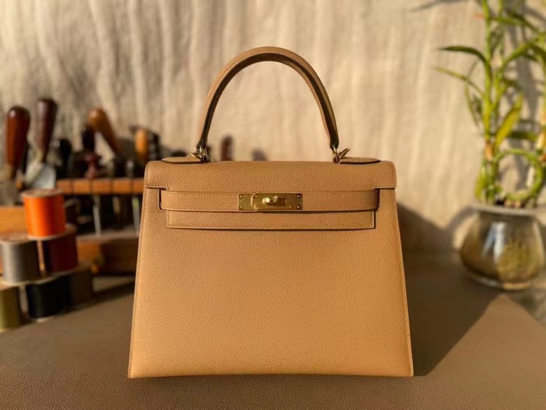 Hermès（爱马仕）Kelly 凯莉包 Epsom 掌纹皮 奶茶色 金扣 28cm