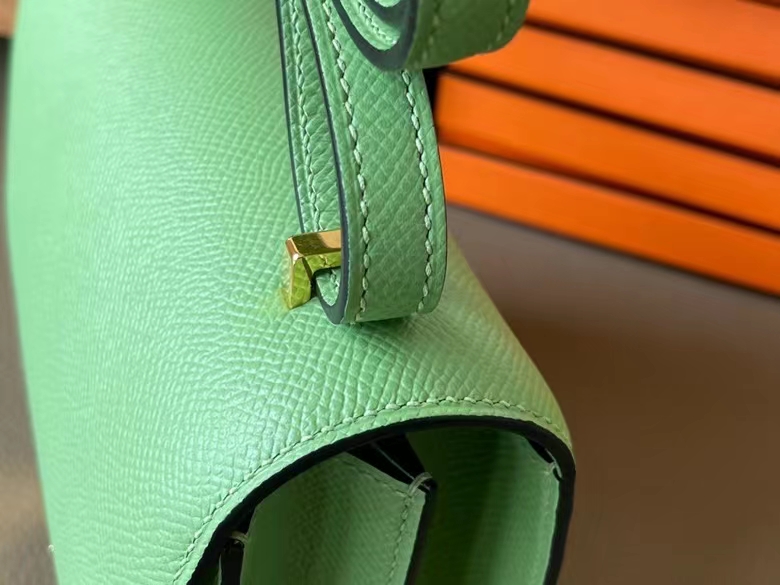 Hermès（爱马仕）Constance 康康 Epsom 掌纹皮 牛油果绿 金扣 19cm