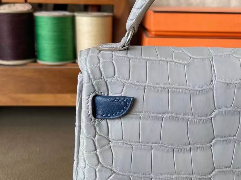 Hermès（爱马仕）Kelly doll 娃娃包 雾面美洲鳄鱼皮 珍珠灰 拼 蓝色小手 18cm