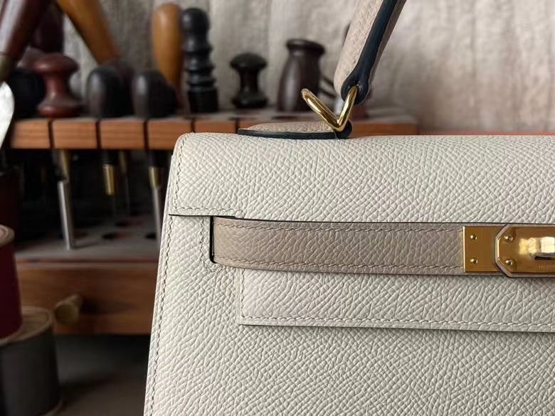 Hermès（爱马仕）Kelly 凯莉包 Epsom 掌纹皮 奶昔白 拼 风衣灰 金扣 25cm