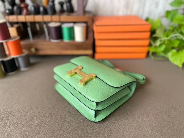 Hermès（爱马仕）Constance 康康 Epsom 掌纹皮 牛油果绿 金扣 19cm