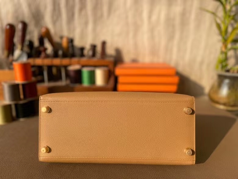 Hermès（爱马仕）Kelly 凯莉包 Epsom 掌纹皮 奶茶色 金扣 28cm