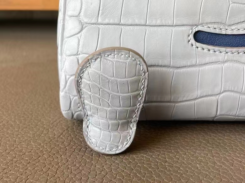 Hermès（爱马仕）Kelly doll 娃娃包 雾面美洲鳄鱼皮 珍珠灰 拼 蓝色小手 18cm